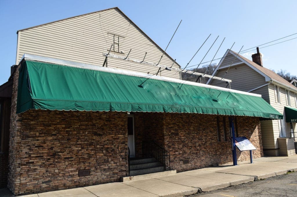 The front facade of a restaurant.