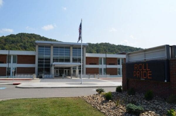 A phot o of the front of a school.