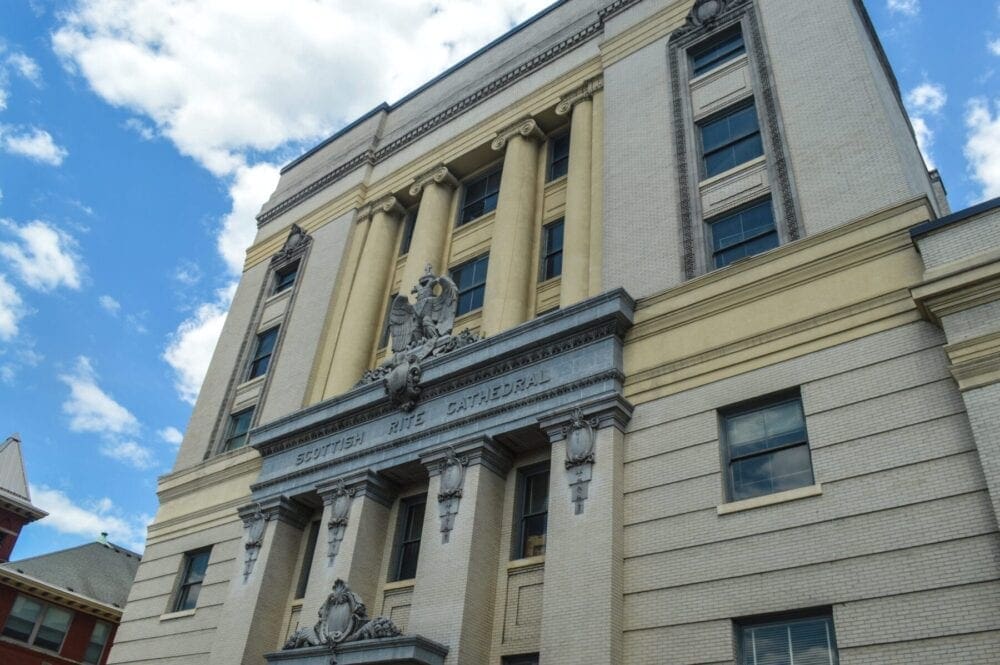 803015E4-DE9E-44F3-AFED-08603EE59898 A large, five-story building.