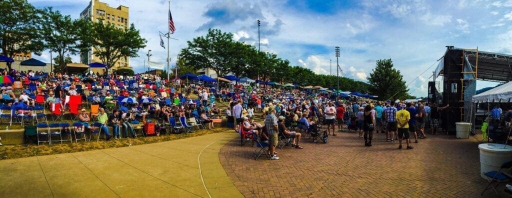 A large crowd listning to music.