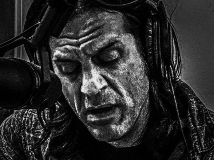 5DEAD10E-3F14-4DFF-9140-57EBD21258F4 An image of a singer.