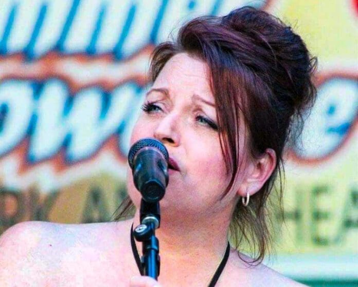 95A30305-0080-4971-985F-9EEDABCEB757 A woman singing.