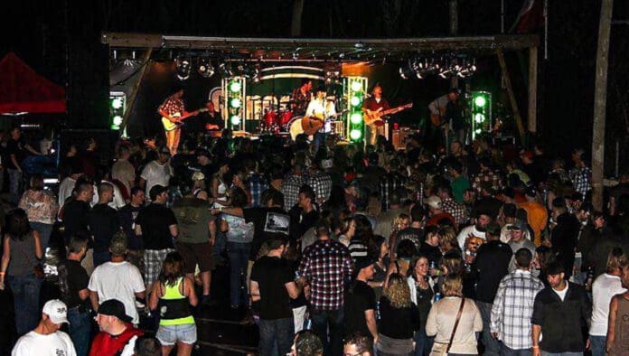 Screenshot An outdoor stage.