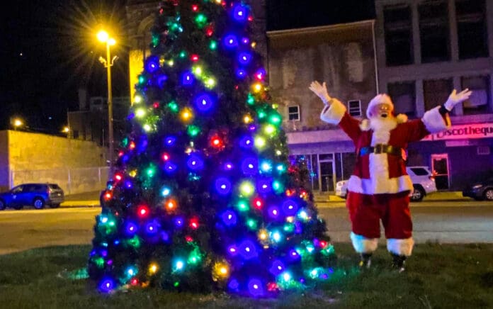 3664B89E-5B17-40D4-928C-E87F5B588F13 Santa with a tree.